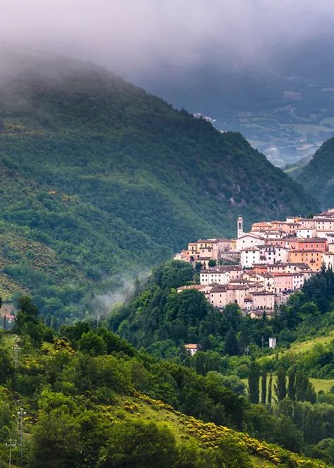 Castel Rigone, medieval town on Lake Trasimeno - Italia.it Lake Trasimeno Italy, Italia Map, Holiday In Italy, Umbria Italy, Beautiful Town, Italy Holidays, River Park, Lake Garda, Adventure Park