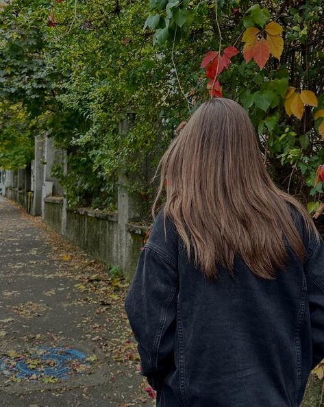 Autumn fall eerie black denim jacket black outfit baggy black denim jacket blonde hair brown hair honey brown hair no face pose pose for instagram Denim Jacket Black Outfit, Brown Hair No Face, Jacket Black Outfit, Hair No Face, Pose For Instagram, Face Pose, Denim Jacket Black, Honey Brown Hair, No Face