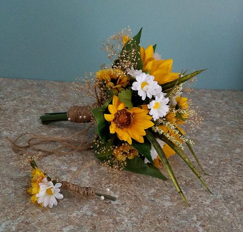 Elope Party, Bridesmaid Yellow, Fall Sunflower Weddings, Sunflower Boutonniere, Destination Wedding Flowers, Sunflower Bridal Bouquet, Bouquets Diy, Flower Wreath Hair, Wedding Flowers Sunflowers