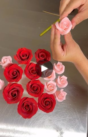 Gumpaste Flowers Tutorial, Fondant Rose Tutorial, Gum Paste Flowers Cake, Gum Paste Flowers Tutorials, Sugar Paste Flowers, Fondant Flower Tutorial, Fondant Rose, Gumpaste Flowers, Cold Porcelain Flowers