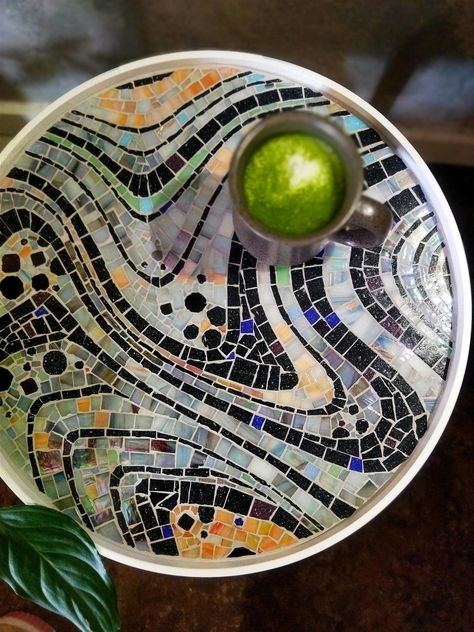 Wooden table decorated by hand with mosaic pieces. Mosaic Art Table Top, Small Round Mosaic Table Top, Table Top Mosaic Ideas, Mosaic With Black Grout, Mosaic Table Top Designs Patterns, Mosaic Ideas Beginner Pattern, Mosaic Trays Ideas, Mosaic Projects Ideas, Diy Mosaic Table Top