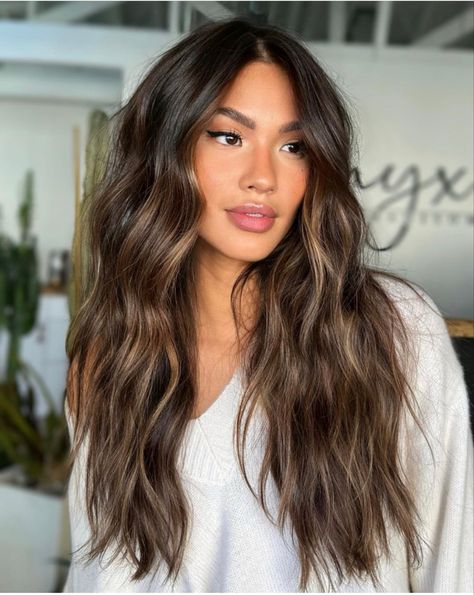 Medium Hair With Light Layers, Hair Natural Highlights, Brunette Natural Balayage, Balayage For Tanned Skin, Devin Brugman Hair, Brown Hair On Mexican Skin, Drinks Outfit Evening Casual Summer, Popular Brunette Hair Colors, Sandy Brunette Balayage