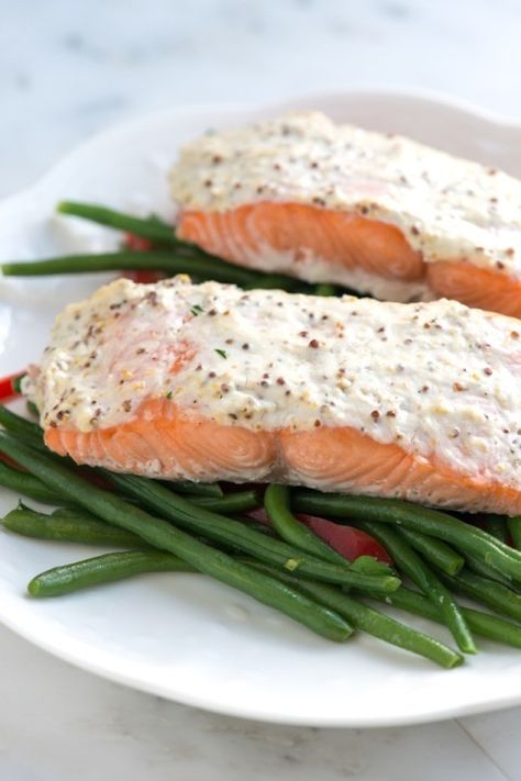 SALMON: Sour Cream Baked Salmon Wild Salmon Recipe, Baked Salmon Recipe, Easy Salmon Recipes, Baked Salmon Recipes, Easy Baked Salmon, Cooking Salmon, Salmon Recipe, Carne Asada, Baked Salmon