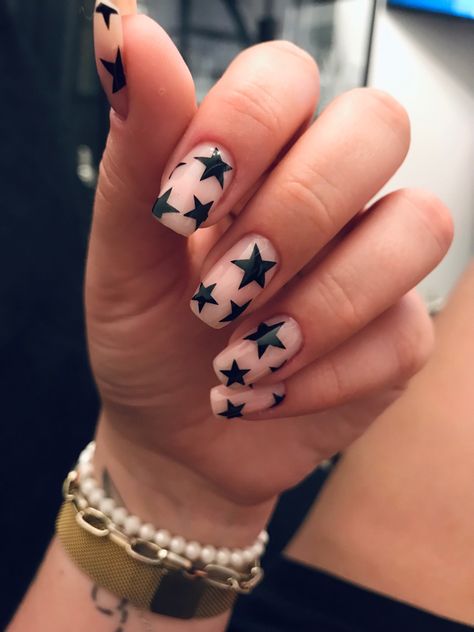 Nail art Short Nails With Star Design, Matte Star Nails, Natural Nail Designs Stars, Star Nails Christmas, White Nails Black Stars, Black Star Nail Designs, Grungy Nail Designs, Dark Design Nails, White Nails With Black Stars