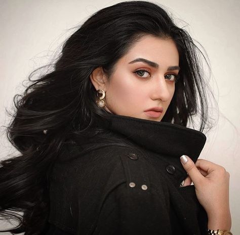 Sarah Khan is a perfect combo of beauty and brain. She possess extremely attractive and elegant personality. Sarah Khan outstanding in her latest pics. Sarah Khan Pakistani Actress, Sarah Khan Dresses, Makup Looks, Sara Khan, Sarah Khan, Beautiful Muslim Women, Pakistani Actress, Latest Pics, Stylish Girl