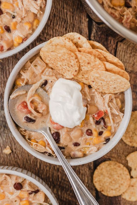 Grammy's Instant Pot White Chicken Chili - The Cookin Chicks White Chicken Chilli, Instant Pot White Chicken Chili, Pressure Cooker Chili, Chicken Chilli, The Cookin Chicks, Chili Toppings, White Chili Chicken Recipe, Chilli Recipes, Chicken Chili Recipe