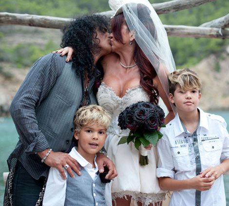 Slash and Perla Rockstar Wedding Slash And Perla, Saul Hudson, Axel Rose, Rock Wedding, Alternative Bride, Axl Rose, Contemporary Wedding, I'm With The Band, Rock'n Roll