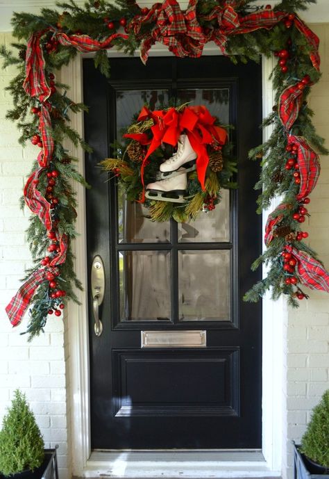 38 Stunning Christmas Front Door Décor Ideas | DigsDigs Haunted Farmhouse, Floating Witch, Halloween Decorations Outdoor Porch, Natal Country, Diy Halloween Dekoration, Porch Halloween, Christmas Door Decoration, Front Door Christmas Decorations, Porch Decorations