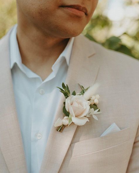 Blush Garden Wedding, Peach Boutonniere, Champagne Wedding Flowers, Boutineer Wedding, Suit Groomsmen, Pink Boutonniere, Buttonhole Flowers, Simple Wedding Bouquets, Late Summer Wedding