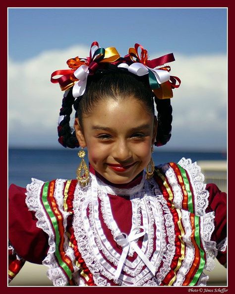 Folklorico Hairstyles, Folklore Hairstyle, Folklorico Hair, Traditional Mexican Hairstyles, Latin Hairstyles, Mexican Beauty, Mexican Hairstyles, Mexican People, Hairstyles Theme