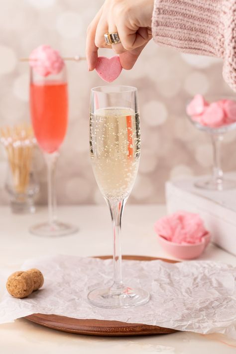 These DIY Cotton Candy Glitter Bombs are a perfect party starter and add sparkle and fizz to champagne and other beverages. Diy Cotton Candy, Cotton Candy Glitter, Pink Princess Party, Afternoon Crafts, Diy Cocktails, Sparkling Cider, Party Starters, Glitter Bomb, Cupcake Holder