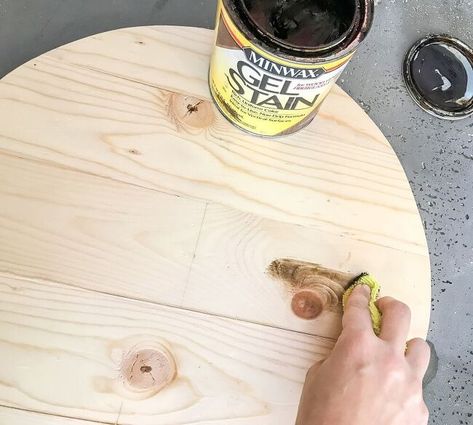 Looking for a beginner friendly wood working project? Then this easy DIY circular serving tray is the perfect project for you! The best part is it’s super budget savvy to make. I see you, you with the itch to make something amazing but not quite sure where to start. Maybe you don’t have all the fancy tools yet but you are ready to start creating! If that sounds like you then you have come to the right place! If you do have the fancy tools but just want a cool project then this is the r… Serving Board Diy, Round Wood Tray, Diy Serving Tray, Farmhouse Tray, Orac Decor, Painted Trays, Diy Tray, Vintage Stool, Round Tray