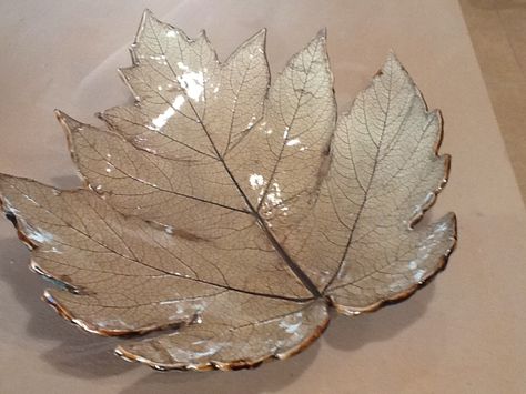 Ceramic Leaves Pottery, Pottery Leaves, Easy Clay Sculptures, Ceramic Leaf, Diy Air Dry Clay, Clay Wall Art, Clay Crafts Air Dry, Hand Built Pottery, Pottery Sculpture