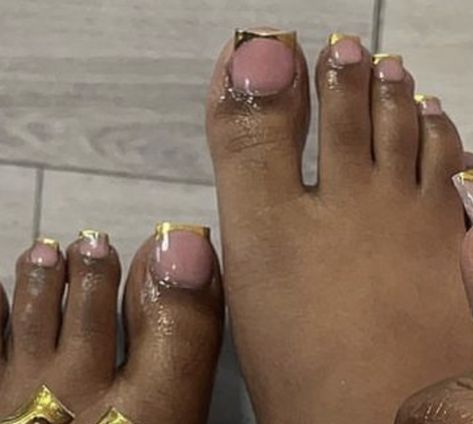 Brown Toes Acrylic, Gold Toes Ideas, Brown Toe Nail Designs, Pedicure Ideas Gold, Gold Chrome Toe Nails, Gold Nails And Toes, Chrome French Tip Toes, White Toes With Gold Design, Gold French Tip Pedicure