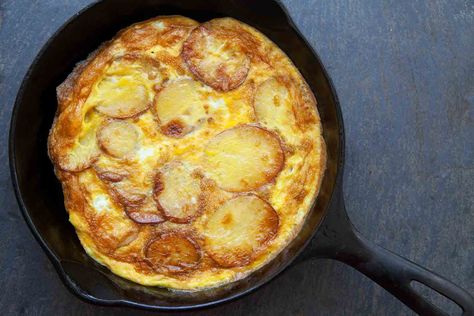 Tortilla Española (Spanish Tortilla) Sliced Fried Potatoes, Spanish Tortilla Recipe, Egg Tortilla, Spanish Potatoes, Spanish Tortilla, Quick Family Dinners, Tortilla Recipe, Simply Recipes, Sliced Potatoes