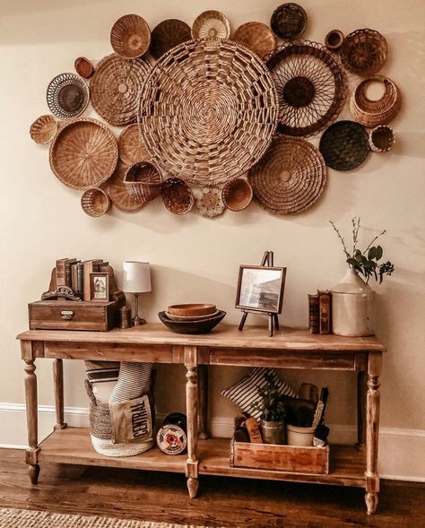 Basket Wall Entryway, Wicker Basket Wall Art Diy, Basket Walls Boho Dining Room, Basket Wall Ideas, Wall Basket Decor Ideas, Basket Wall Boho, Boho Entry, Basket Walls, Boho Table Decor