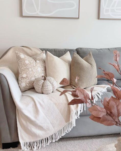 SAVE FOR INSPO 🍂🍁 Little by little making the transition from summer to autumn. 🍂🍁✨ I just added khaki pillows, changed the stems and add… | Instagram Sofa Table Decor, Gray Couch, Summer To Autumn, Sofa Throw Cover, Gray Sectional, Living Room Decor Gray, Neutral Fall Decor, Throw Pillows Living Room, Interior Design Photography