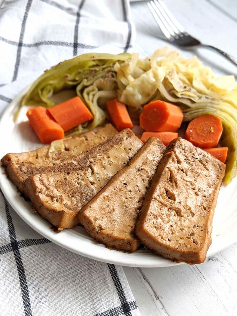 Vegan corned beef with braised cabbage and carrots on a plate. Vegan Corned Beef, Corned Beef Recipe, Best Tofu, Vegan Tofu Recipes, Holiday Recipies, Yummy Vegan Recipes, Tofu Recipes Vegan, Braised Cabbage, Corned Beef And Cabbage