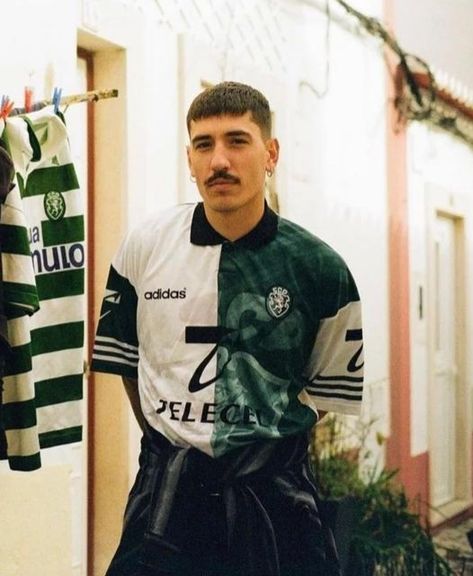 Off the Pitch - Archive on Instagram: "Hector Bellerin by @maxgalys • #hectorbellerin #bellerin #bellerincloset #offthepitcharchive #blokecore #footballfashion #footballfashionista #footballfashionculture" Soccer Moodboard, Sporting Lisbon, Bloke Core, Hector Bellerin, Football Shirt Designs, Football Jersey Outfit, T Shirt Logo Design, Vintage Football Shirts, Retro Football Shirts