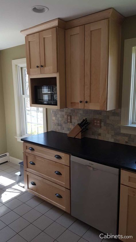 Small Shaker Kitchen, Natural Wood Kitchen Cabinets, Stained Cabinets, Elegant Kitchen Decor, Cabinet Trends, Math Websites, Natural Wood Kitchen, Maple Kitchen Cabinets, Kitchen 2020