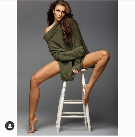 Stool For Photoshoot, Poses On A Stool Photo Ideas, Studio Stool Poses, Model Stool Poses, Posing With A Stool, Bar Stool Poses Photography, Barstool Poses Photography, Wooden Stool Photoshoot, Bar Stool Photoshoot Ideas