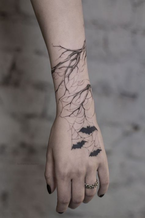 Tato Realis, Stammestattoo Designs, Cute Halloween Tattoos, Halloween Tattoos Sleeve, Tattoos 2024, Goth Tattoo, Pretty Hand Tattoos, Wicked Tattoos, Creepy Tattoos