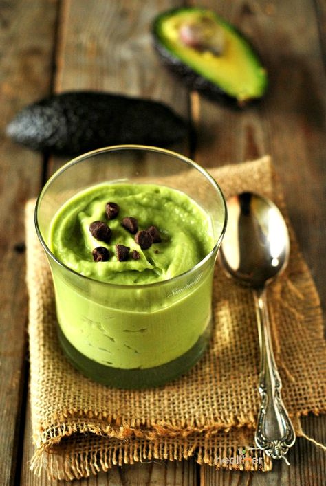 Quick and easy avocado lime mousse, with a creamy velvety texture that will leave you guests in awe. French Chocolate Mousse Recipe, Avocado Recipes Dessert, Lime Mousse, Avocado Dessert, Plantain Recipes, Avocado Mousse, Avocado Pudding, Avocado Chocolate Mousse, Chocolate Mousse Recipe