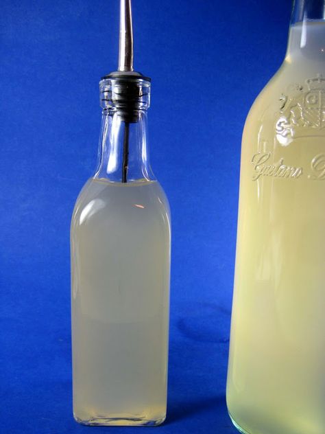 Homemade White Wine Vinegar Homemade White Vinegar Recipe, Diy Vinegar, Homemade Wine, Ice Wine, Wine Vinegar, Pinot Grigio, White Wine Vinegar, Old Bottles, White Vinegar