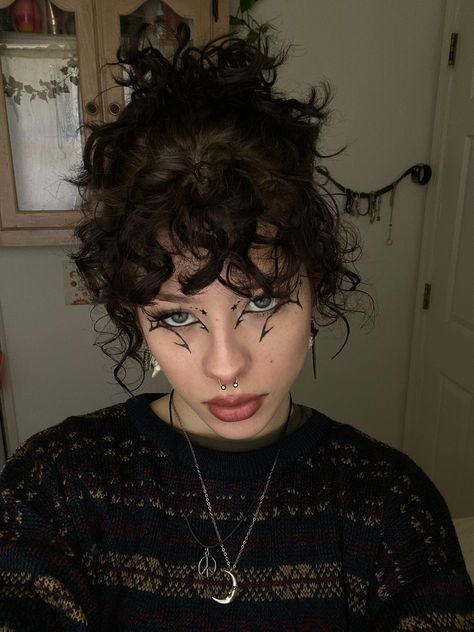 Selfie Photography Poses, Liner Eye Makeup, Gothic Hairstyles, Alt Makeup, Goth Hair, Big Curly Hair, Short Curly Haircuts, Selfie Photography, Graphic Liner