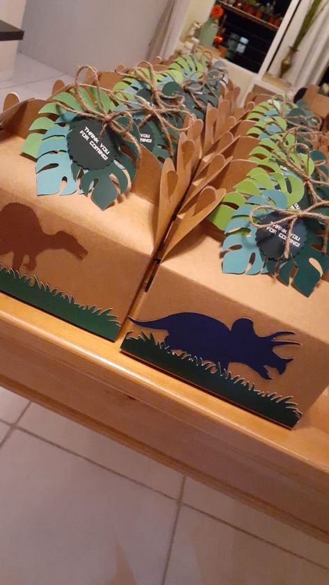 Three Rex Goodie Bags, Jurassic Park Goodie Bags, Dinosaur Birthday Gift Bags, Diy Jurassic World Party Decorations, Dinosaur Party Boxes, Dinosaur Party Bags Diy, Jurassic Park Centerpieces Ideas, Dinasour Theme Birthday Party, Dinosaur Goody Bag Ideas