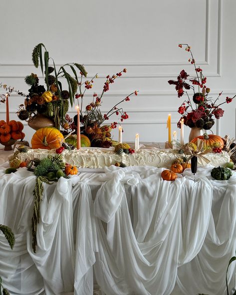 knock knock! open your hearts for our autumn table with the longest cake you’ve seen on Instagram today November Wedding Table Decor, Dinner Hosting Ideas, Fall Wedding Tablescapes, Event Design Ideas, Wedding Table Setup, Diner Table, Wedding Cake Table, Dinner Table Setting, Autumn Table