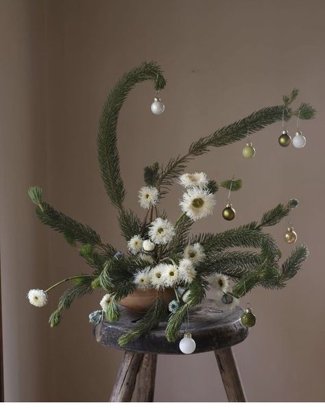 Sogetsu Ikebana, Whoville Christmas, Christmas Flower Arrangements, Winter Bouquet, Christmas Floral Arrangements, Keep Alive, Holiday Floral, Christmas Inspo, Christmas Arrangements