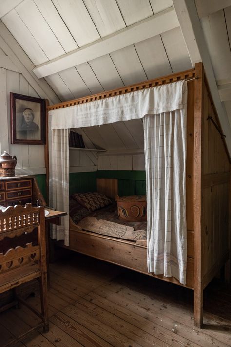 Barn Loft Bedroom, Icelandic Interior Design, Maine Bedrooms, Cottage Attic Bedroom, Enclosed Beds, Rustic Kids Room, Cama Closet, Turf House, Bed Nook