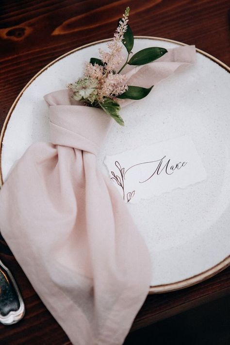 Wedding Place Settings No Plates, Napkin Ideas, Heather Wedding, Vintage Wedding Table, Creative Napkins, Beautiful Tablescapes, Table Scapes, Wedding Place Settings, Dinner Table Decor