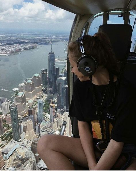 Helicopter Photo Ideas, Flying A Helicopter, Helicopter Pictures Ideas, Helicopter Outfit Ideas, Helicopter Tour Outfit, Helicopter New York City, Nyc Helicopter Ride Aesthetic, Helicopter Over New York, Helicopter Ride Aesthetic