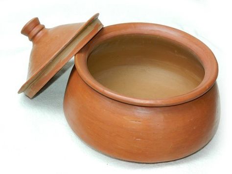 Terracotta Cookware, Indian Kitchen Utensils, Soup Bowls Ceramic, Wood Kitchen Tool, Black Appliances Kitchen, Vintage Kitchen Accessories, Indian Meal, Earthenware Ceramics, Vintage Kitchen Utensils