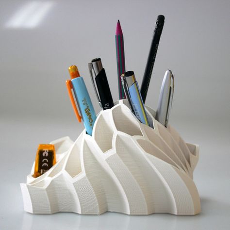 This pen and pencil holder is ideal for your desk. This file is optimized for 3D printing. Download this 3D model for free and make it with your 3D printer. Enjoy! Cool 3d Prints, 3d Tiskárna, Useful 3d Prints, Drukarka 3d, 3d Printing Business, Best 3d Printer, 3d Printing Art, 3d Printer Designs, 3d Printing Diy