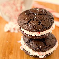 Peppermint Whoopie Pies | Christmas Recipes | Brown Eyed Baker Peppermint Whoopie Pies, Peppermint Oreos, Peppermint Brownie, Amish Food, Bakery Treats, Chocolate Whoopie Pies, Peppermint Brownies, Christmas Pie, Diy Easy Recipes