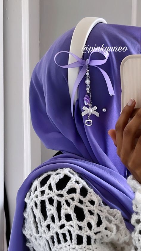 Bow Hijab Style, Cute Hijab Accessories, Hijab Decoration Ideas, Hijab Accessories Jewellery, Hijab With Accessories, Bow On Hijab, Hijabi Accessories, Hijab Ribbon, Coquette Hijab