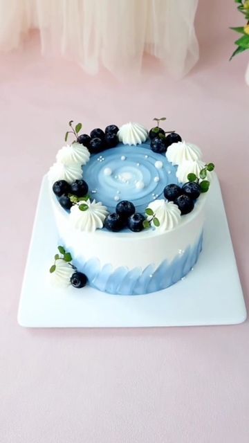 Light Blue Cake Design, Blueberry Cake Designs, Simple Blue And White Cake, Blueberry Cake Decoration Ideas, 2023 Cake Design, Blueberry Cake Design, Blue Color Cake, Blueberry Cake Decoration, Blueberry Birthday Cake