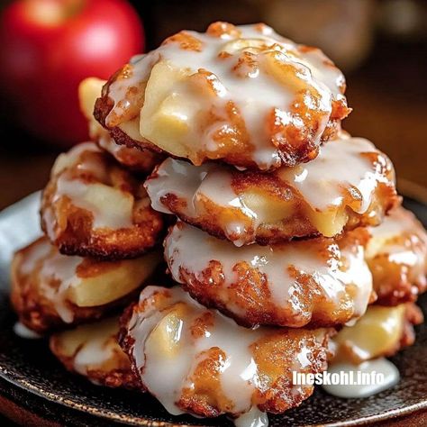 Baked Apple Fritters, Hawaiian Banana Bread, Banana Muffins Easy, Warm Desserts, Comfort Desserts, Caramel Crunch, Baked Garlic, Baked Apple, Fritter Recipes