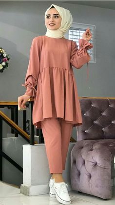 Muslim fashion outfits Muslim Fashion Dress Modern, Short Frock Design, Short Frock, Muslim Outfits Casual, Stylish Short Dresses, Fasion Outfits, Fashion Top Outfits, Dress Modern, Trendy Dress Outfits