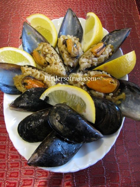 Midye Dolma Stuffed Mussels Turkish Style Recipe: http://www.perilersofrasi.com/tarifler/ziyafet-yemekleri-sofralari/midye-dolmasi/ Stuffed Mussels, Sea Foods, Mussels Recipe, Armenian Recipes, Turkish Style, Eastern Cuisine, Beginners Knitting, Turkish Fashion, Turkish Recipes