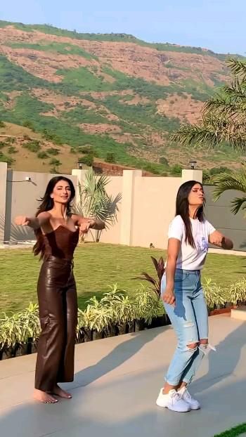 Shweta Tiwari, Simple Dance, Wedding Dance Video, Dance Outfits Practice, Fest Outfits, Frock Fashion, Bollywood Dance, Dance Tips, Contemporary Dance