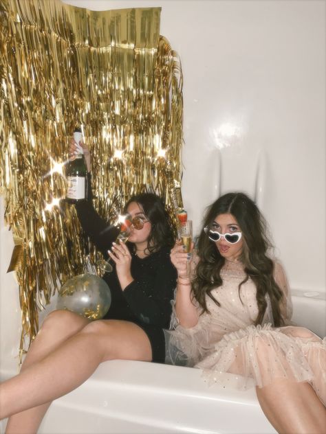 New Years Eve Party Pictures, New Years Pictures Aesthetic, Nye Picture Ideas Aesthetic, Best Friend Party Pictures, New Year Eve Pictures, Nye Friends Pictures, New Years Party Photoshoot, Photoshoot Ideas New Years, New Year Pictures Instagram