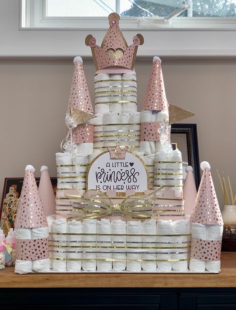 Baby Shower Kado, Diaper Gift Ideas, Diaper Cake Using Cricut, Pamper Cakes For Baby Showers, Diaper Cake Ideas, Diaper Cake Castle, Elephant Diaper Cake Girl, Baby Shower Gift Box, Baby Girl Diaper Cake