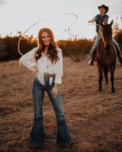 Dating A Cowboy, Couple Horse Photography, Horse Engagement Photos, Western Engagement Pictures, Western Photoshoot Ideas, Cowboy Couple, Western Couple Photoshoot, Western Engagement Photos, Western Photo Shoots