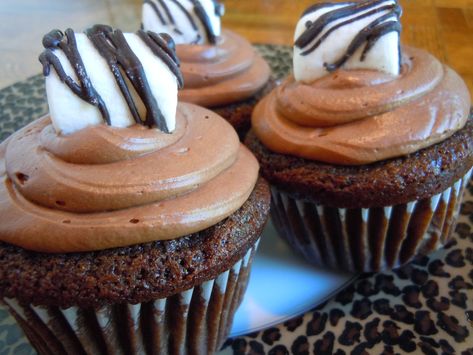 Marshmallow Buttercream Frosting Recipe, Marshmallow Buttercream Frosting, Marshmallow Icing, Marshmallow Buttercream, Cupcakes With Chocolate, Cookie Cake Pie, Orange Muffins, Marshmallow Frosting, Chocolate Marshmallow