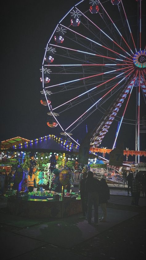 Street Fair Aesthetic, Fair Rides At Night, Fair Night Aesthetic, Fairs At Night, Fun Fair Aesthetic Night, Amusement Park Aesthetic Night, Fair Aesthetic Night, Fair Date Aesthetic, Feria Aesthetic