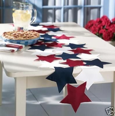 runner Felt Stars, Diy Sy, Farmhouse Table Decor, Patriotic Crafts, Table Runner And Placemats, Holiday Fabric, Table Runner Pattern, Pretty Tables, 4th Of July Decorations